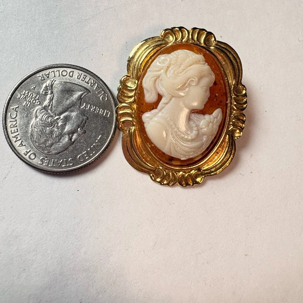 Vintage 1980s Gold tone and Cream Cameo style Brooch